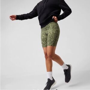 Athleta Green Camo Ultimate Stash II 7” Short Size XL
